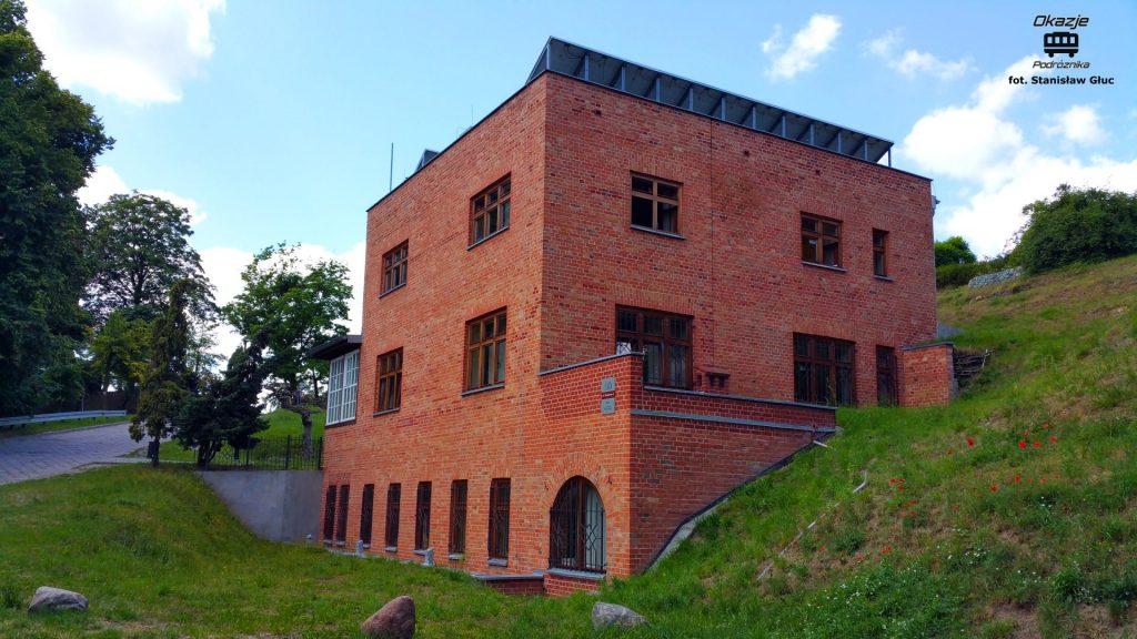200m i parkiem po lewej stronie udajemy się do góry. Po prawej stronie mijamy pomnik Cmentarz Nieistniejących Cmentarzy i idziemy do góry ulicą Gradową.