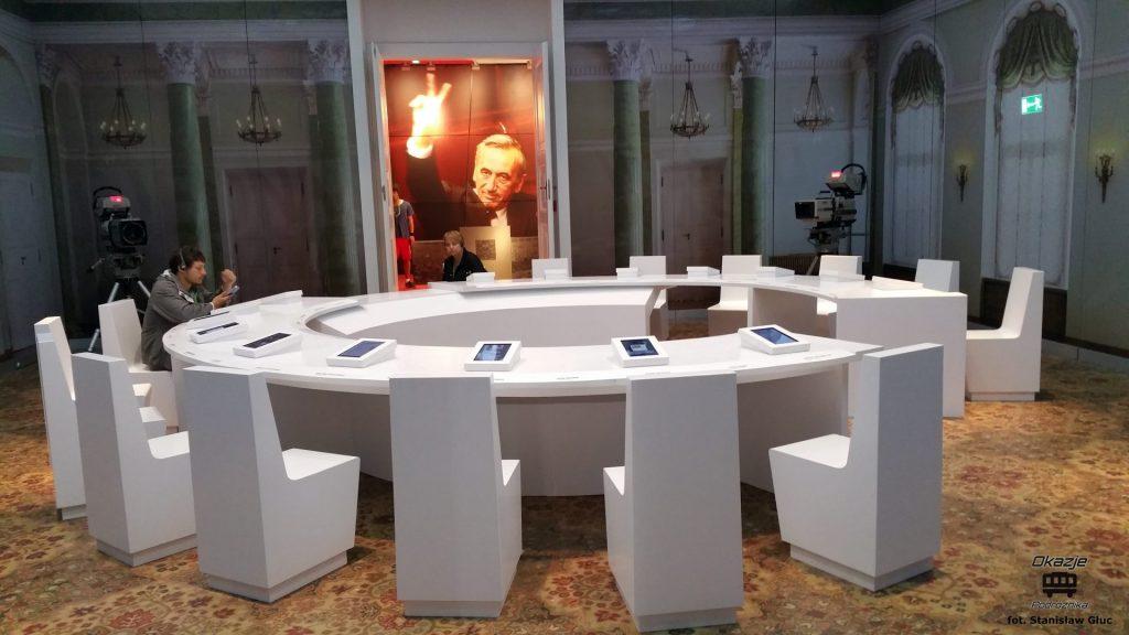 Na ekranach wyświetlana jest rzeczywistość, jaka była w tamtych czasach. W tym Starze Milicyjnym jest nawet informacja o drastycznych scenach. Idąc dalej czujemy się jak w wehikule czasu.