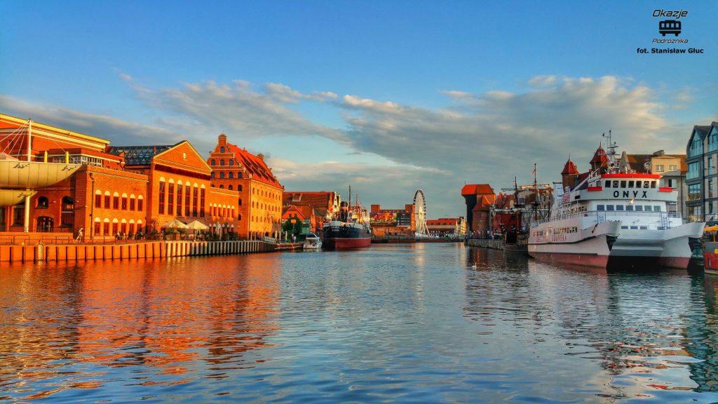 Odwracając się tyłem do baszty dochodzimy do zakola Motławy i z brzegu możemy podziwiać panoramę