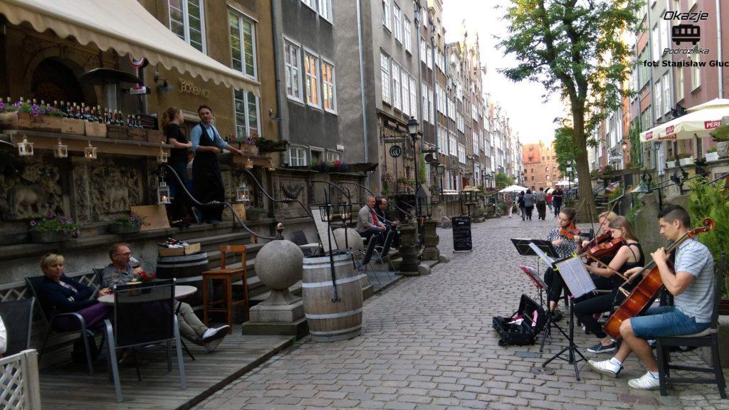 Między zakładami jubilerskimi jest wiele małych kawiarenek i restauracji, gdzie muzyka jest grana na żywo.