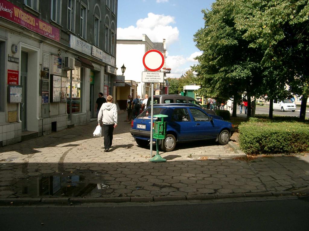 Rys. 5.42. Parkowanie pomimo znaku zakazu ruchu (nie dotyczy dostaw w czasie za lub wyładunku) na rogu ulic Krasińskiego i Nowego Rynku.