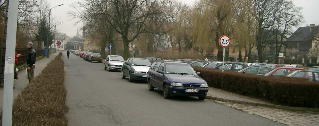 na sąsiednich uliczkach. Silnie obciąŝone parkowaniem są odcinki 11.1 (ul. Berwińskich) i 11.2 (ul. Karasia), nieco mniejsze obciąŝenie obserwuje się na odcinku 10.4 (ul.