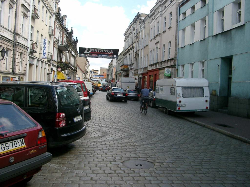 32 Na ulicy Słowiańskiej pojazdu parkujące w SPP poza wyznaczonymi miejscami blokują