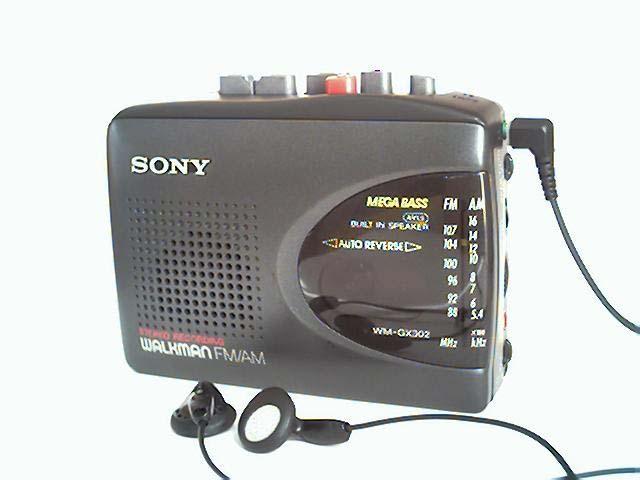 Rys. 7.6. Walkman firmy Sony model WM-GX30 z wbudowanym radioodbiornikiem. Typowa kaseta kompaktowa (na fotografii firmy TDK).