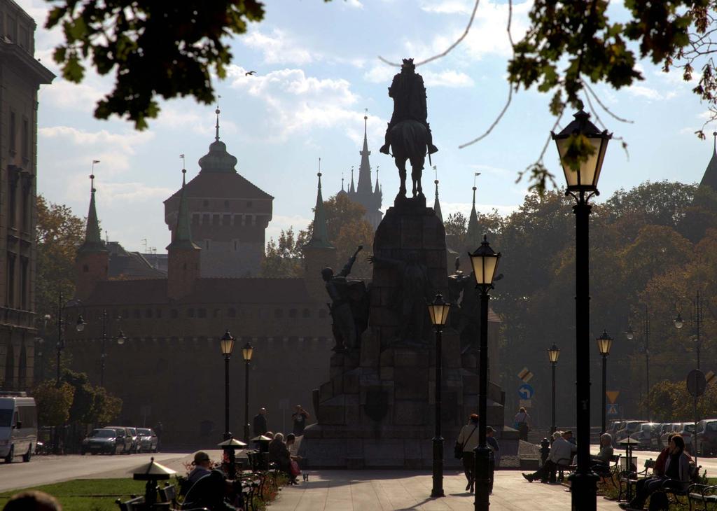 Niestety Kleparz ze względu na swoje usytuowanie poza murami Krakowa nie był chroniony przed atakami nieprzyjacielskich wojsk chcących zdobyć to miasto.