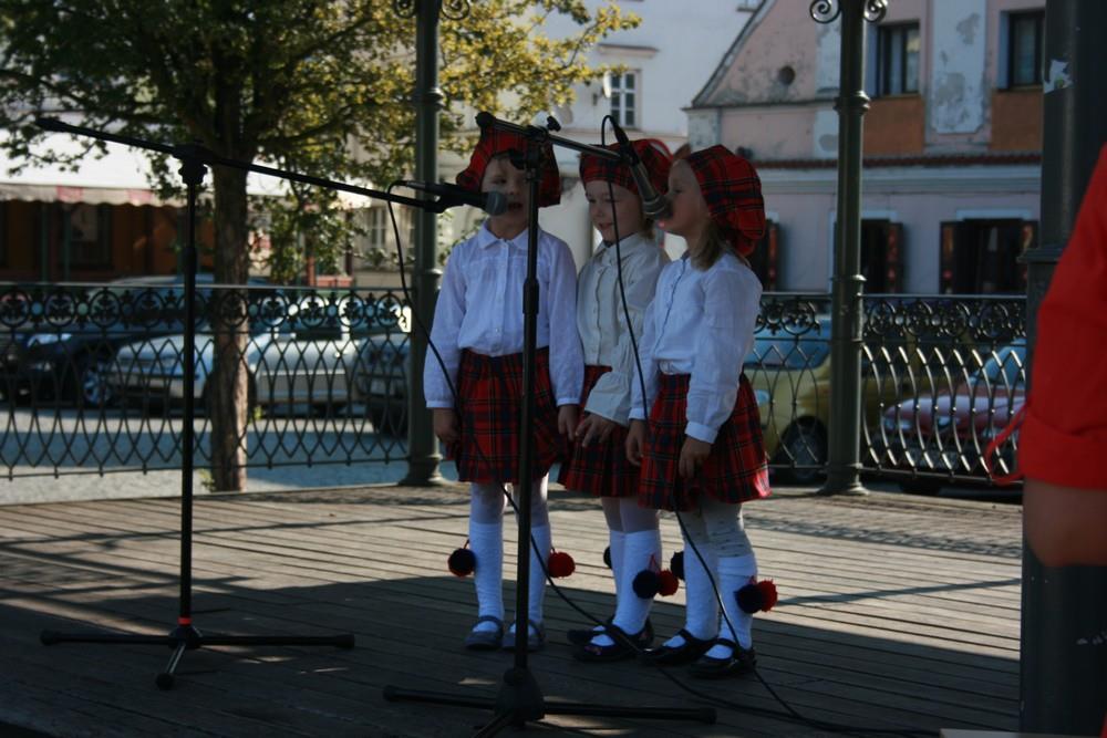 a podczas happeningu prezentują efekty