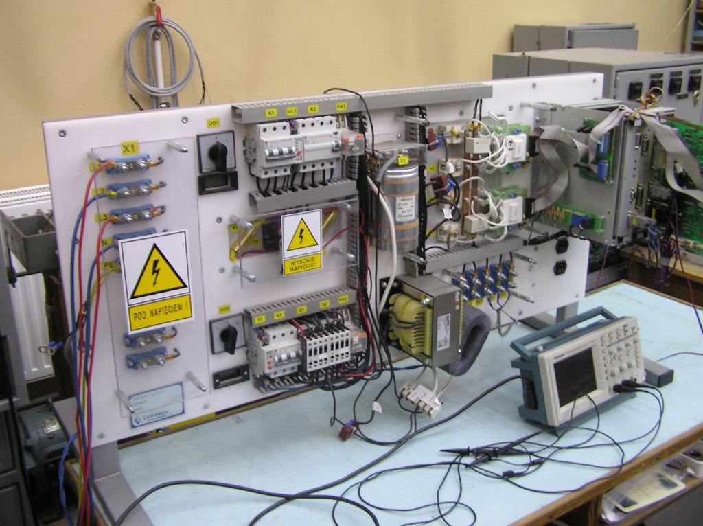 Fragment stanowiska do badań porównawczych układów sterowania falownikowych napędów trakcyjnych z silnikami