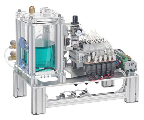 Bottle filling: The IPA filling station is mounted on a conveyor belt and allows an accurate filling of bottles. Six bottles placed on a carrier are positioned below the filling station.