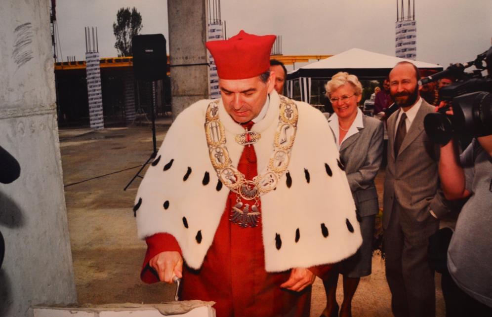 Budynek Biblioteki Uniwersyteckiej UWM Kalendarz budowy 17 grudnia 1999 Uchwała Nr 25 Senatu UWM w sprawie budowy Biblioteki listopad 2001 rozpoczęcie budowy