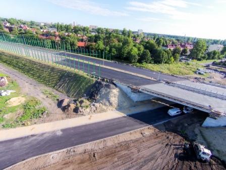Dworcowej (na gotowych stropach tunelu). Wiosną tego roku otwarto węzeł DK 88 z ul.