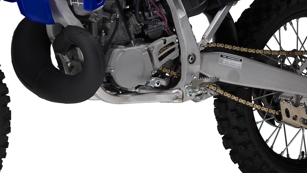 Nowe tylne zawieszenie typu Monocross Yamaha YZ250 jest wyposażona w tylne zawieszenie typu Monocross, składające się z wahacza, amortyzatora i systemu dźwigni stosowanego w 4-suwowych