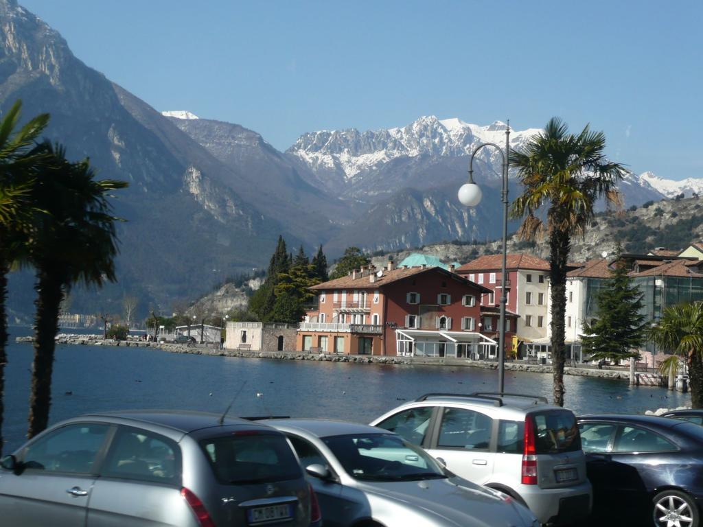 Riva del Garda Riva del Garda to malownicze 13 tysięczne miasto nad jeziorem Garda. Gdy nadchodzi lato liczba mieszkańców potraja się.