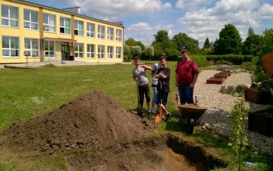 Wiosną 2014 roku przed gmachem szkoły powstał pierwszy element