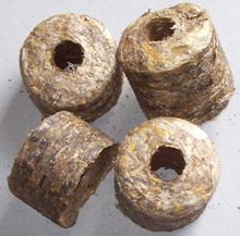 Briquettes produced of the investigated plant raw materials: a) wheat straw, b) maize straw, c) rape straw, d) meadow hay Wyniki badań Przeprowadzona analiza