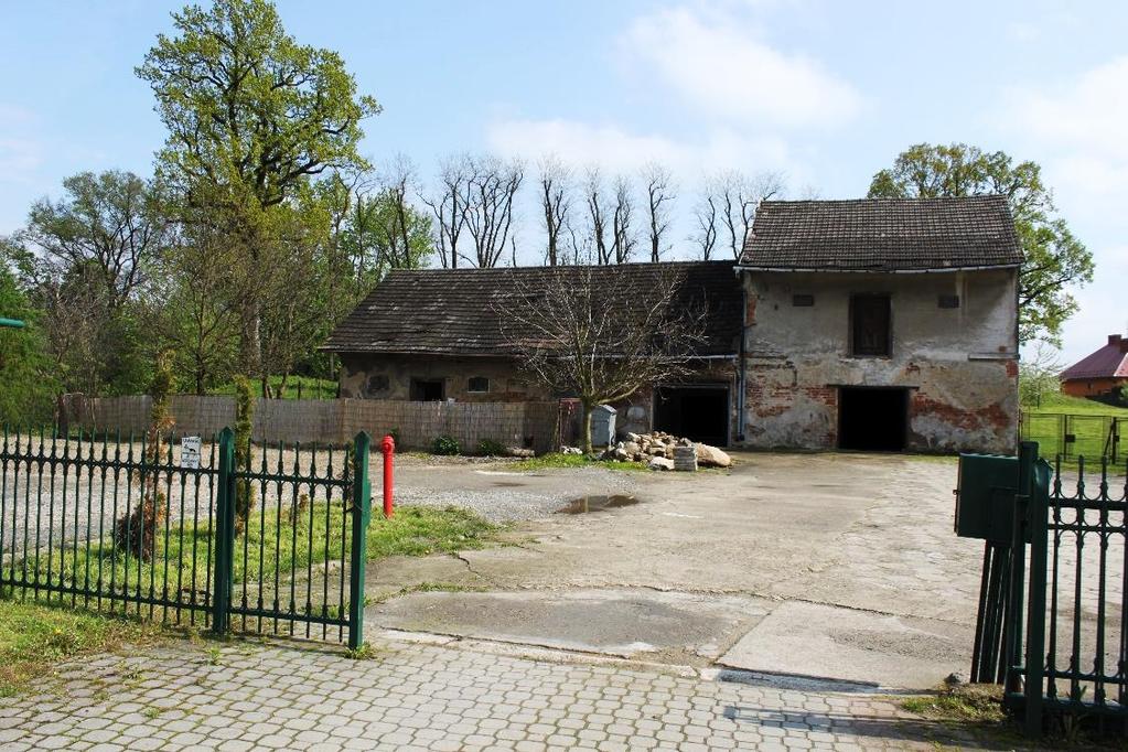 Fotografia 5 Teren przy klasztorze ze zdegradowanym zabytkowym spichlerzem Źródło: InicjatywaLokalna.