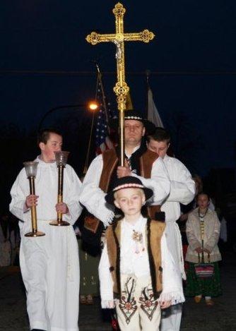 wdziera się inną drogą, ten jest