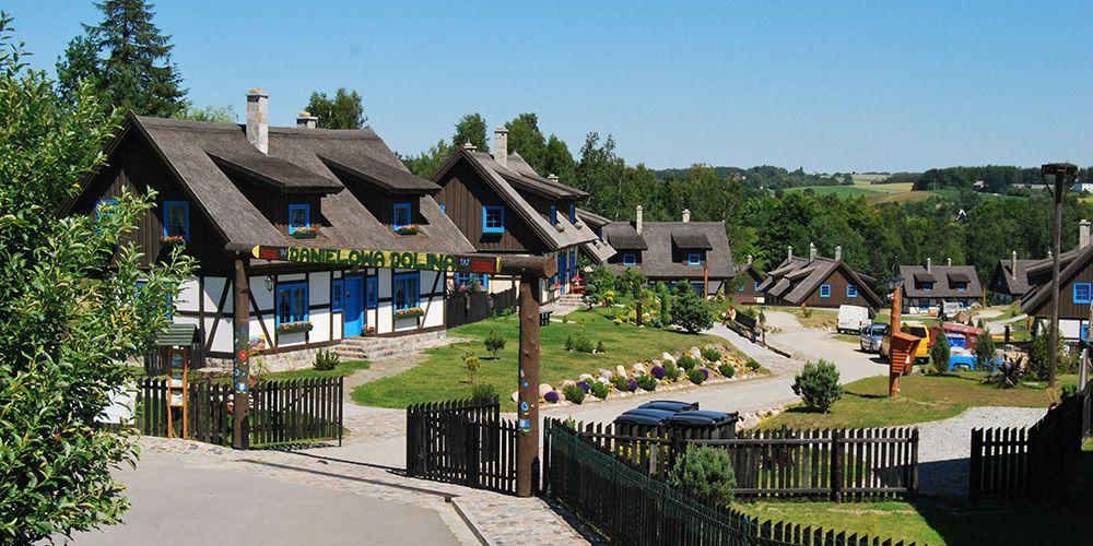 Inwestycja Danielowa Dolina w małej wsi Czaple w krainie Kółka Jezior Raduńskich składa się z szesnastu całorocznych obiektów zbudowanych w technologii drewnianej o konstrukcji szkieletowej,