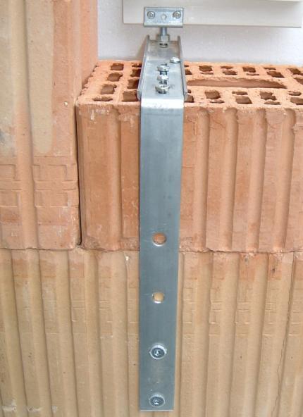 komorowych. Jeżeli dolna część ościeża nie jest trwale związane z murem należy stosować kątowniki dłuższe, które umożliwią przykręcenie go do muru poniżej.