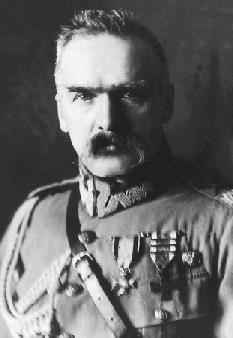 11 listopada Józef Piłsudski otrzymał z rąk Rady Regencyjnej władzę wojskową i rozpoczął konsultacje z przedstawicielami stronnictw politycznych w sprawie utworzenia koalicyjnego rządu.