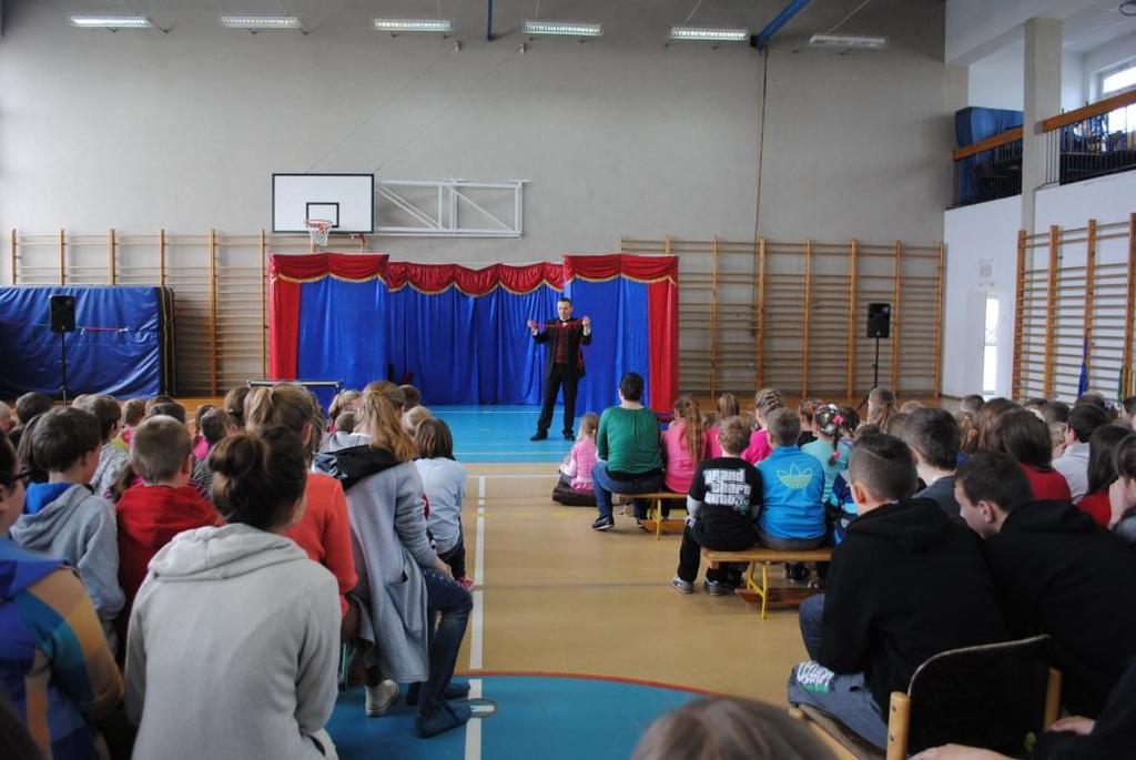 TEATR ILUZJI W naszej szkole odbył się spektakl teatralny oparty na