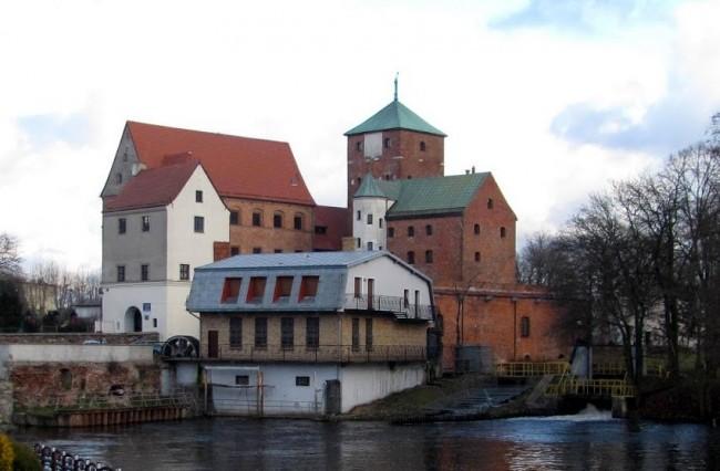 Zamek książąt pomorskich w Szczecinie jest bardzo okazały i renesansowy, chociaż wielokrotnie był przebudowywany, być może gdzieś
