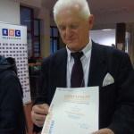 Tekst dyktanda: Wspomnienie o Jerzym Stempowskim Gdzież by jak nie w kawiarni spotkałem go po raz pierwszy. Było to w na wpół zniszczonym, tużpowojennym, zszarzałym Monachium.