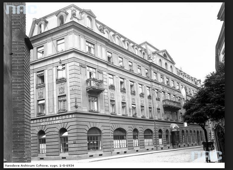 Ten hotel to zabytkowy budynek znajdujący przy ul. Pijarskiej 13, na rogu ul. św. Jana 32. Hotel ten wybudowano w latach 1911-1912. To eklektycznomodernistyczny budynek.