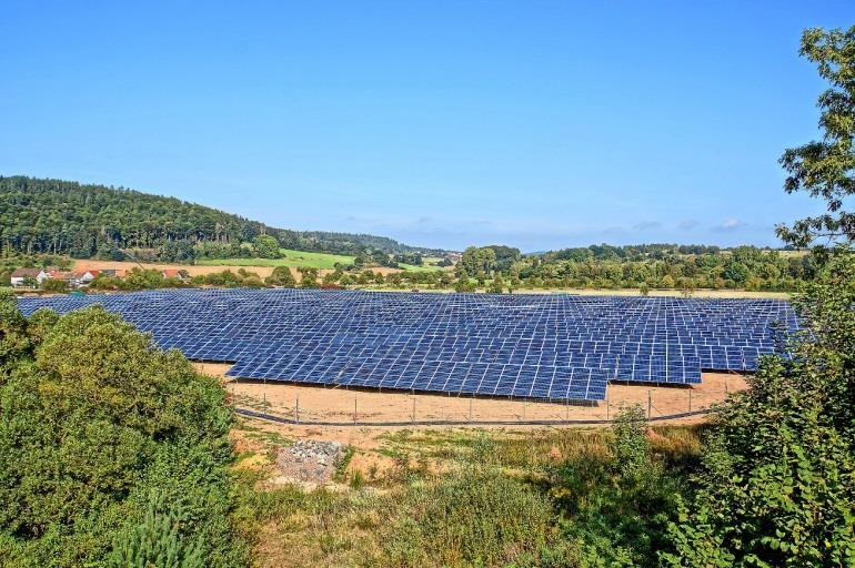 Produkcja energii ze źródeł lokalnych W przypadku energii elektrycznej z lokalnych źródeł wpływ elektrowni na bezpieczeństwo energetyczne jest raczej pośredni.