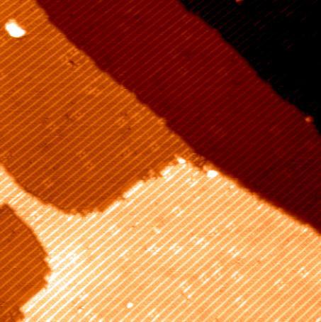 Preparatyki atomowo czystych powierzchni w próżni InAs (001) 50 nm x 50 nm Preparatyka powierzchni atomowo czystych i uporządkowanych krystalograficznie Przełupanie kryształu w próżni (in situ)