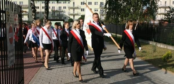 proponowaliśmy uczniom wspólnie z rodzicami i nauczycielami przejście śladami Małego Powstańca podczas organizowanego w październiku rajdu, 4.