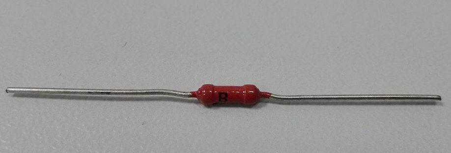 III. Elementy lutowane ręcznie Rys. 4. Element z montażem przewlekanym (z lewej) i montażem powierzchniowym (z prawej) 1. Lutowanie elementów z montażem przewlekanym Elementy przewlekane (THT ang.