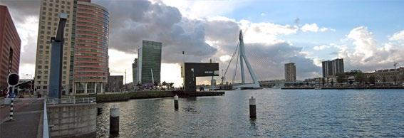 Panorama Kop van Zuid. Źródło: Fotografia autorki 2005 Wykorzystanie potencjału rzeki W ramach projektu Kop van Zuid zaadaptowano opuszczoną infrastrukturę portu dla nowych celów użytkowych.