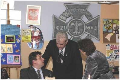 Druh Całusiński (drugi z lewej) jako współorganizator wystawy (drugi z lewej) na uroczystości otwarcia świetlicy z okazji jubileuszu 75-lecia częstochowskiego środowiskowej Skaut II w Domu Harcerza