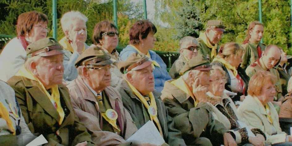 Druh Marek na czele harcerskiej defilady KaŜdy urlop wypoczynkowy poświęcał na udział w obozach harcerskich, współdziałał w doskonaleniu bazy