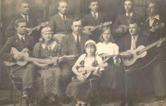 2 Historia Grabowca, zdjęcia z roku: 1934 Zdjęcie 3 Rok 1934, 31 maja. Zespół Mandolinistów. Muzyczna grupa uczniów i młodzieży z nauczycielem.