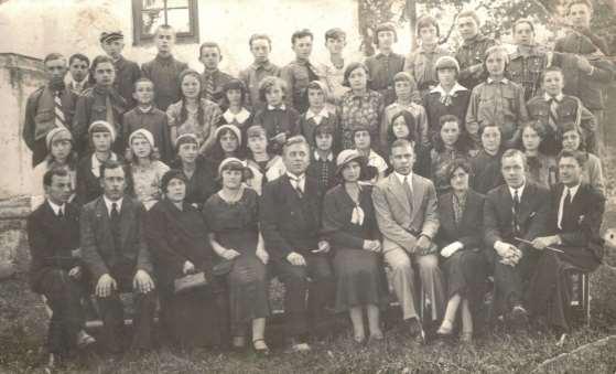 4 Historia Grabowca, zdjęcia z roku: 1934 Zdjęcie 6 Rok 1934. Uczniowie z nauczycielami (zdjęcie ze zbiorów Marii Ciszewskiej, autor Leon Sokołowski).