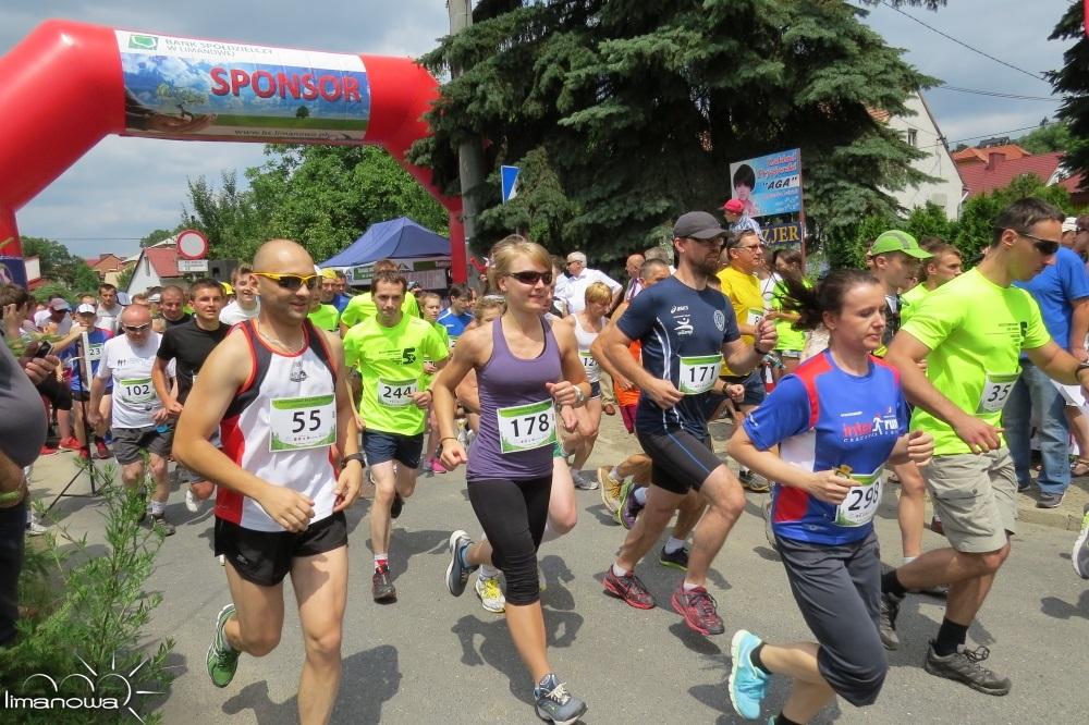 Wiadomości Poniedziałek, 8 lipca 2013 V Limanowa Forrest za nami Trzeba było dodrukować dodatkowe numery startowe (było 400), bowiem organizatorzy chcieli wszystkich na miejscu dopuścić.