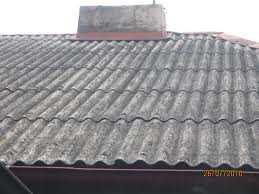 Ryc. 14. Rodzaje wyrobów zawierających azbest. Po lewej - płyty dachowe faliste (W02), po prawej - płyty azbestowo cementowe typu karo (W01) Źródło: www.wizja24.pl,