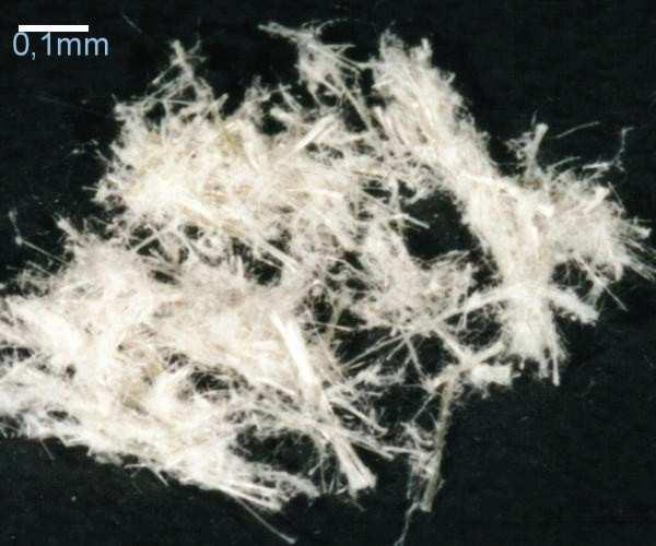 Najczęściej substancją spajającą kryształy azbestu jest węglan wapniowy, a jego obecność sprawia, że rozwłóknianie jest utrudnione i włókna stają się sztywne.