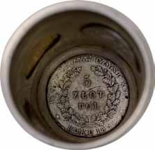 Kubek, o brzuścu bogato grawerowanym, w którym osadzono monety powstańcze emisji 1831 r.