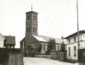 a w 1887 roku połączono ją z istniejącą świątynią powiększając przy okazji znacznie całą budowlę.