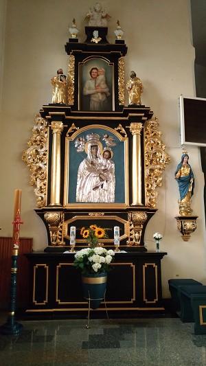 Ołtarz Maryjny Czarny, marmurowy ołtarz Serca Jezusowego pochodzący z przełomu XVII i XVIII wieku odkupiono od parafii