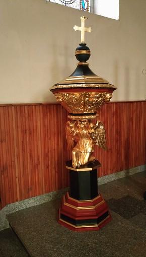 Chmieleńska Pieta Z XVI wieku pochodzi także jeden z zamieszczonych na wieży dzwonów.