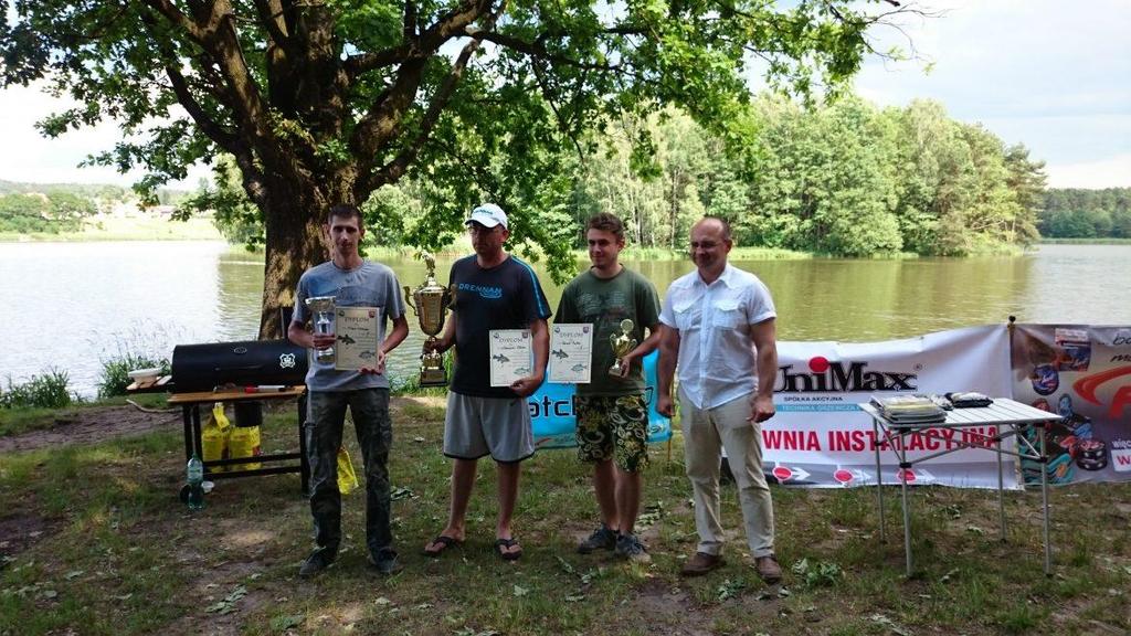 I Zawody Wędkarskie o Puchar Suchedniowa 19.06.2016 r Zwycięzcy zawodów oraz burmistrz p.