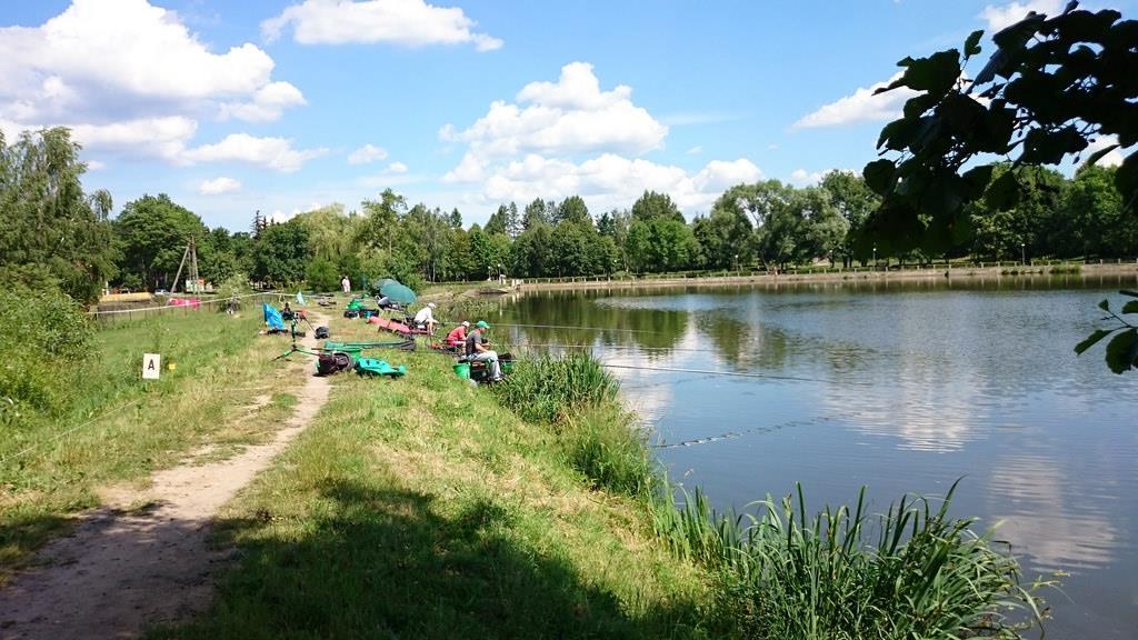 Dla zawodników zorganizowano poczęstunek nad wodą, a puchary zwycięzcom wręczali Cezary Błach Burmistrz Miasta i Gminy Suchedniów oraz prezes Koła PZW w Suchedniowie Mieczysław Ciszewski.