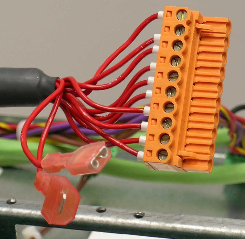 Nałożyć rdzeń toroidalny na kabel i pozostawić luźny przed założeniem złącza.