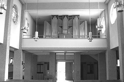 Organy w kościele Najświętszych Imion Jezusa i Maryi Organy zostały wybudowane przez duńską firmę Marcussen & Søn z Aabenraa w 1883 roku w kościele ewangelickim w Hamburgu-Steinbecku.