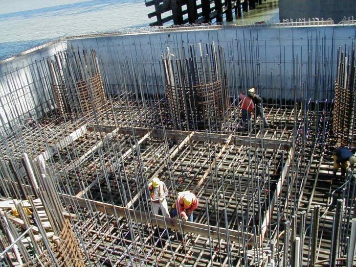 i zagęszczania mieszanki betonowej w deskowaniu lub formie oraz pielęgnacji