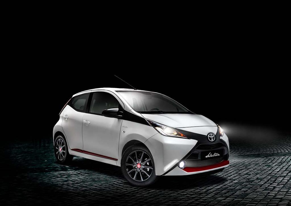 AYGO X-CLUSIV Biel, czerwień i czerń.