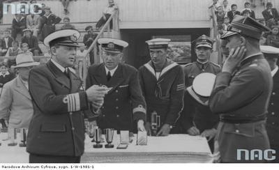 Mistrzostwa Marynarki Wojennej w piłce nożnej 1937. Komandor dyplomowany Stefan Frankowski wręcza, w imieniu dowódcy Floty, nagrody mistrzowskim zespołom. Data wydarzenia: 1937-09.